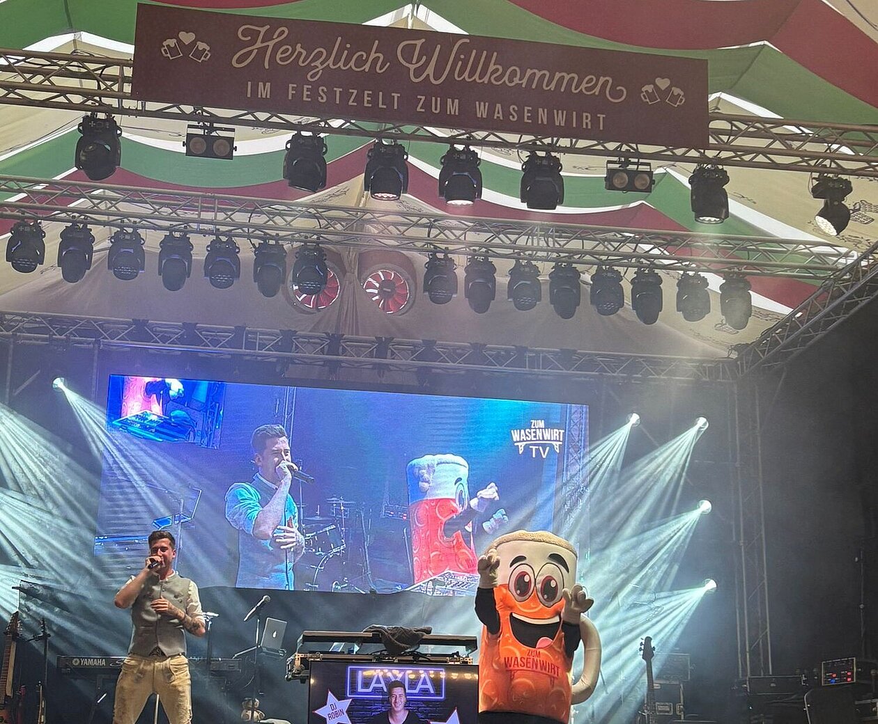 Bühne eines Festzelts auf dem Cannstatter Wasen