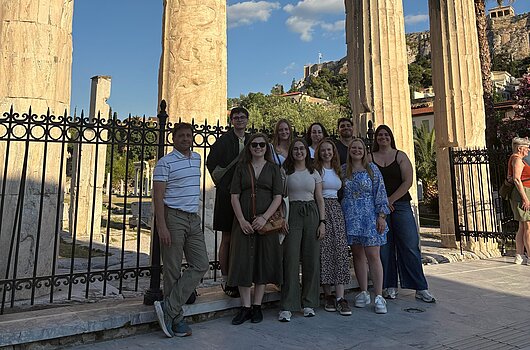 Gruppenfoto vor einer Ruine