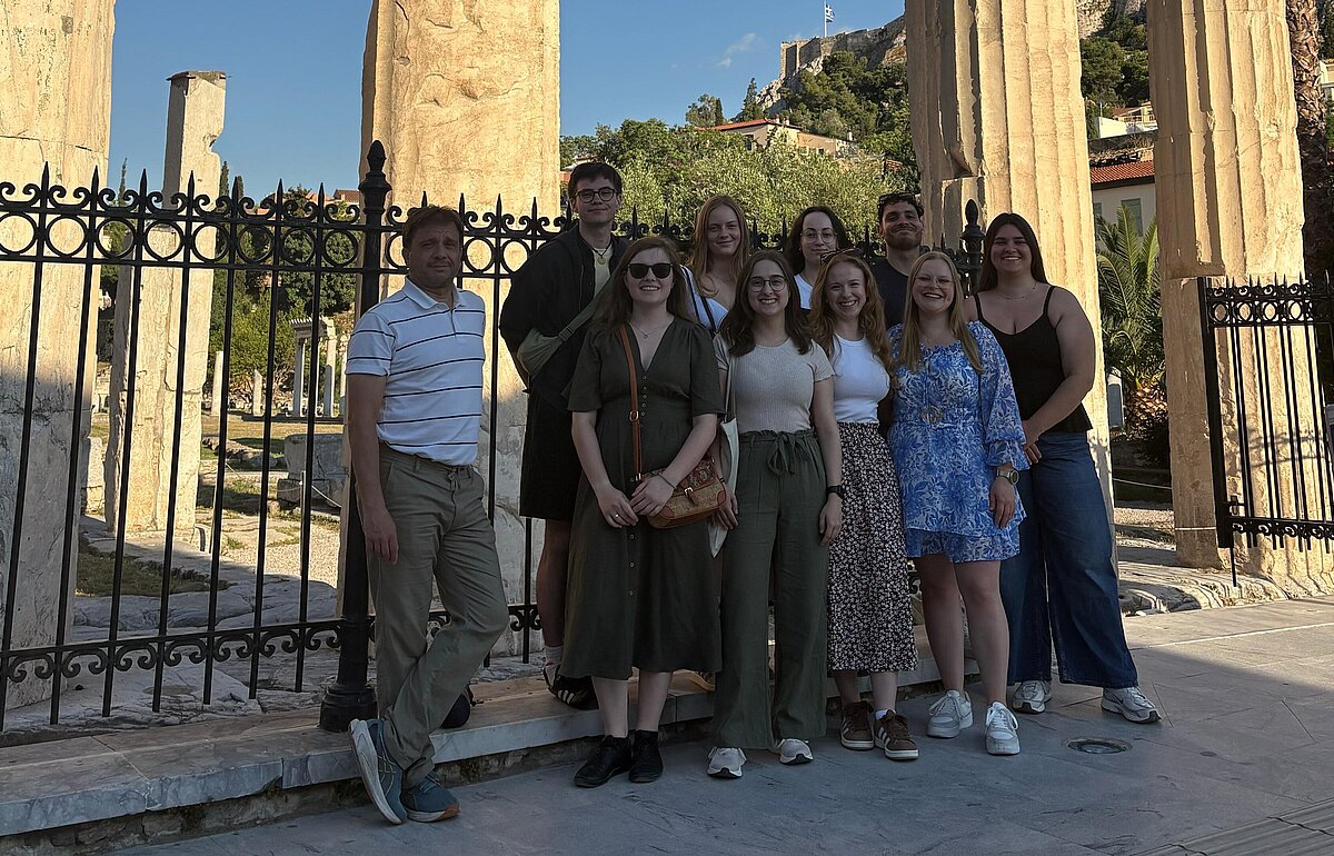 Gruppenfoto vor einer Ruine