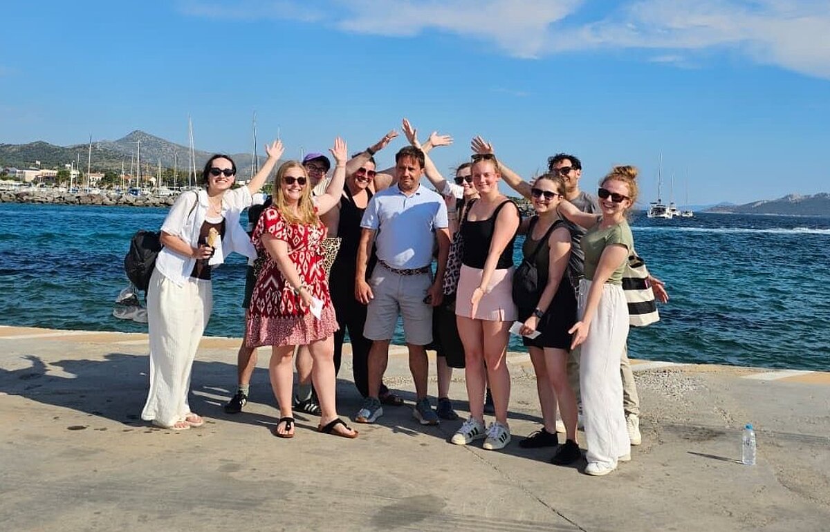 Gruppenfoto der Exkursionsteilnehmenden am Meer