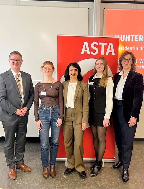 Landtagspräsidentin Muhterem Aras mit Rektorin Rauskala, Kanzler Dammler und AStA-Vertreterinnen vor einem AStA-Banner an der HVF Ludwigsburg.