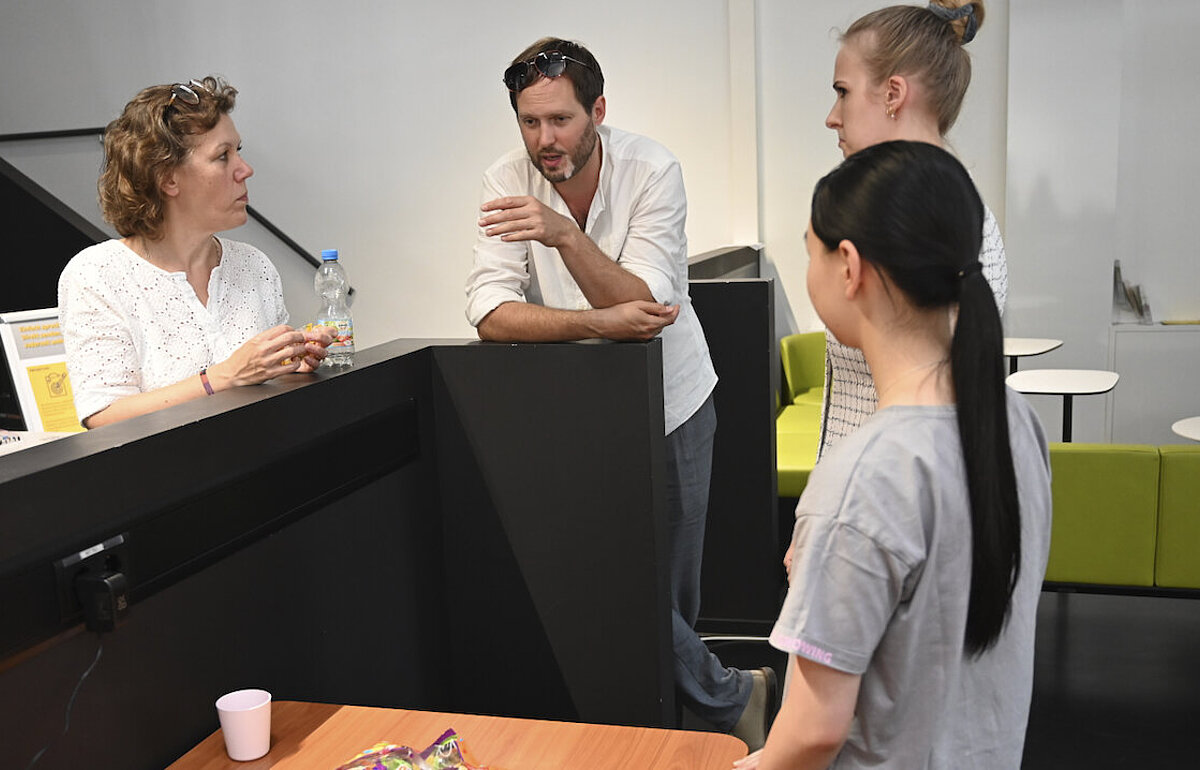 Rektorin Dr. Iris Rauskala und Prof. Dr. Alois Paulin mit 2 Studentinnen