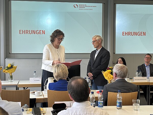 Ehrung Otto Arens Dr. Iris Rauskala überreicht Otto Arens eine Urkunde bei seiner Ehrung.