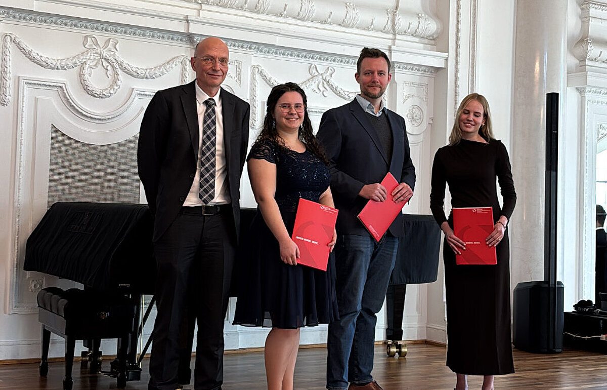 Prof. Dr. Thilo Haug mit den Preisträgerinnen und Preisträgern der Prof. Ralf-Wuttke-Stiftung für exzellente Bachelorarbeiten im Weißen Saal Stuttgart.