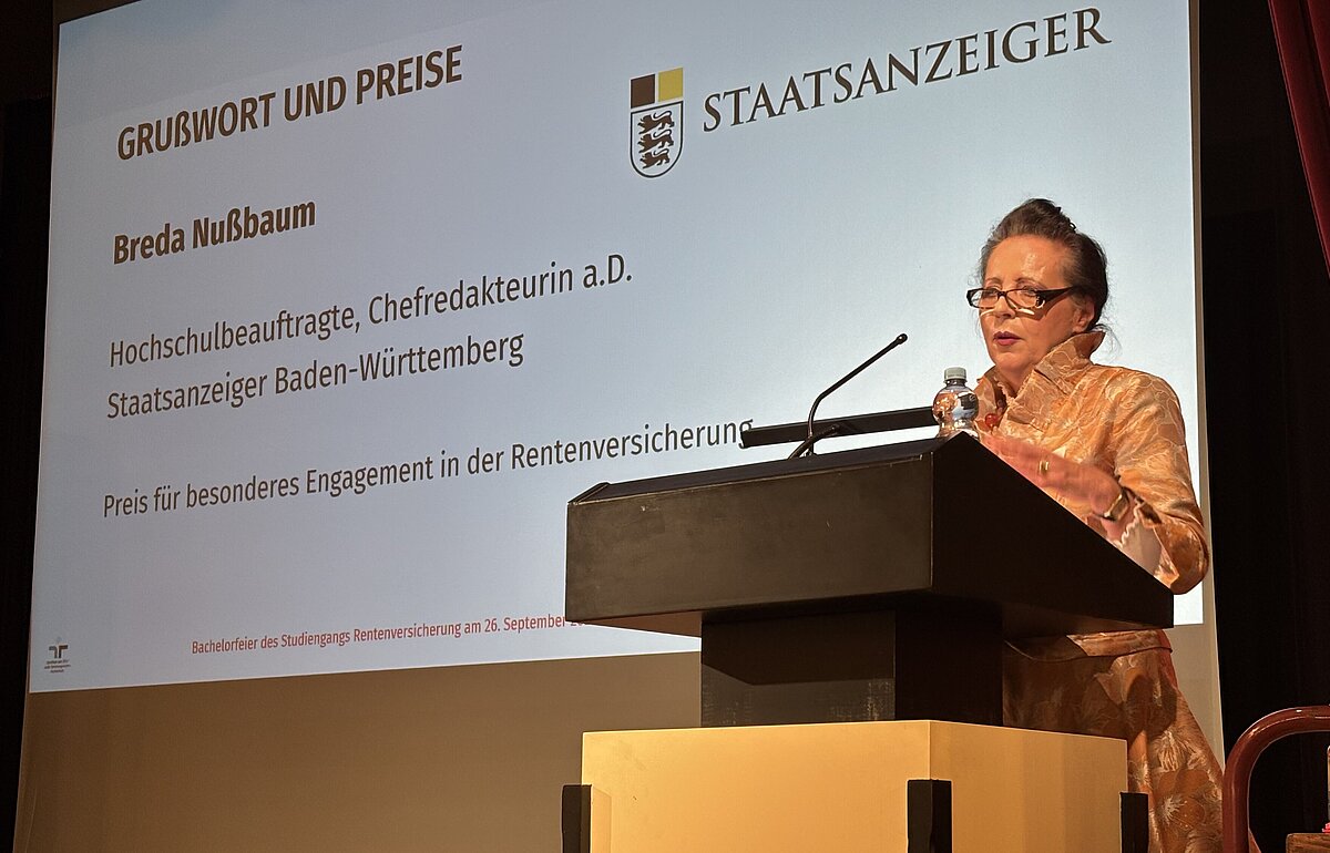 Breda Nußbaum, Hochschulbeauftragte und Chefredakteurin a.D. des Staatsanzeigers, hält ein Grußwort und vergibt Preise.