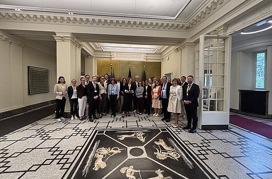 Gruppenfoto anlässlich der Verleihung des Ordens "Ordre des Palmes Académiques" an Prof. Dr. Angelika Dölker