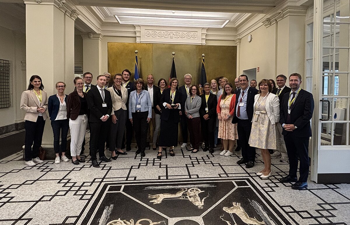Gruppenfoto anlässlich der Verleihung des Ordens "Ordre des Palmes Académiques" an Prof. Dr. Angelika Dölker
