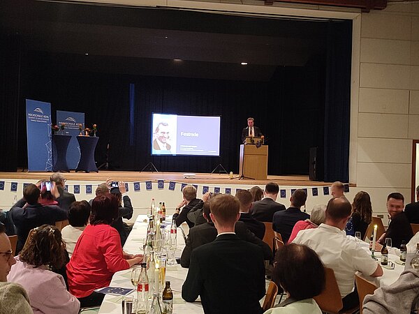 Günther Oettinger, Ministerpräsident a.D., hält die Beglückwünschungsrede zur Abschlussfeier des MEPA-Studiengangs an der Hochschule Kehl.