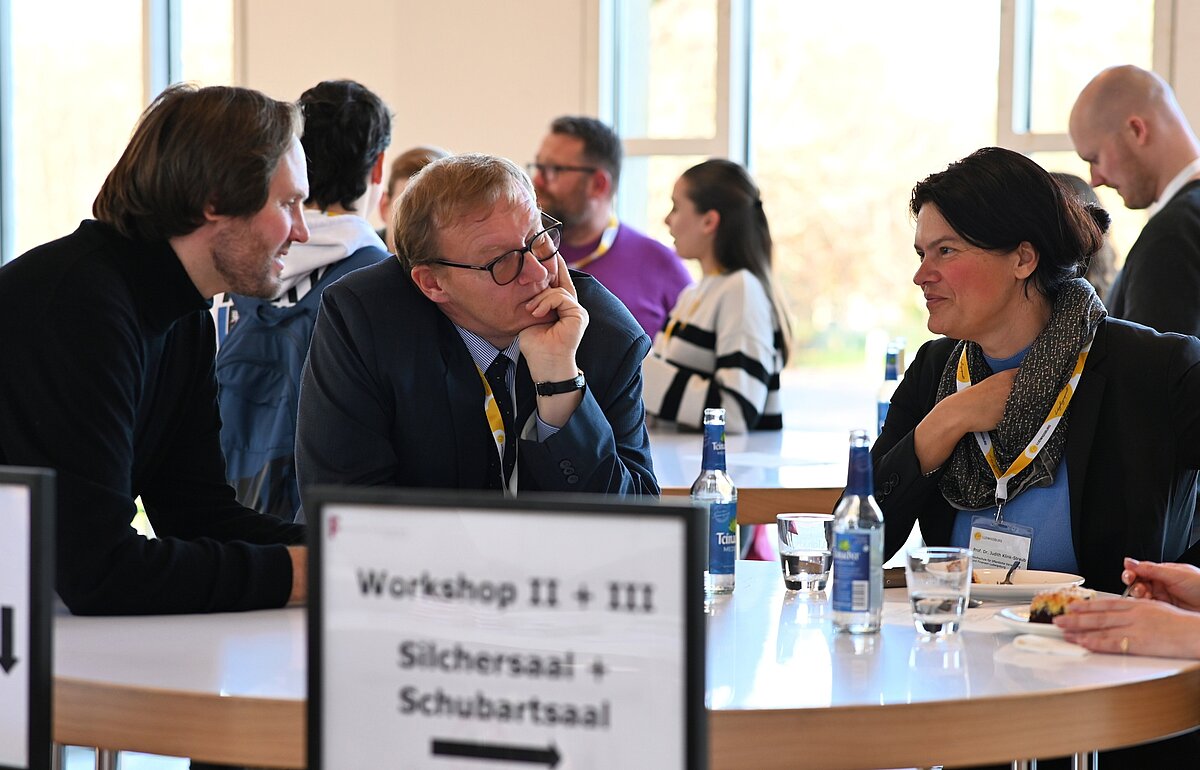 Lehrende der DVM-Studiengänge im Austausch beim der Fachtagung Digitale Verwaltung.