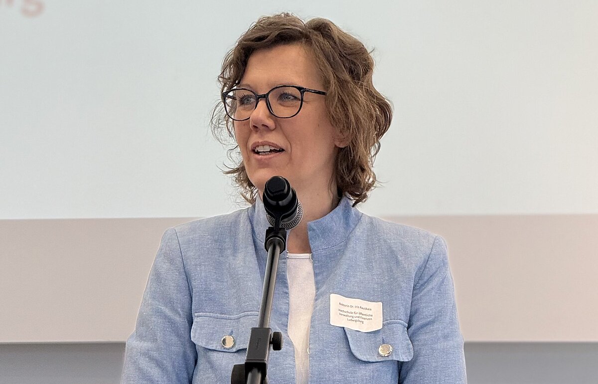 Iris Rauskala, Rektorin der HVF Ludwigsburg, eröffnet die Fachtagung mit einer Begrüßung.