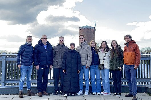 Gruppenfoto der Studierenden mit ihrem Professor und einem Experten beim SolarHeatGrid.