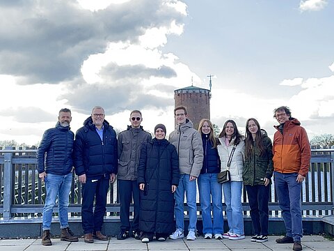 Gruppenfoto der Studierenden mit ihrem Professor und einem Experten beim SolarHeatGrid.