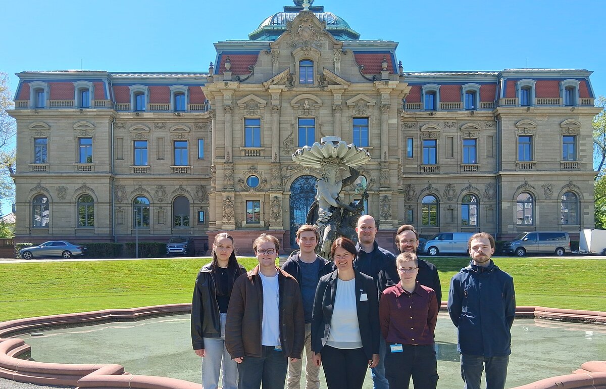 Gruppenfoto vor dem Bundesgerichtshof