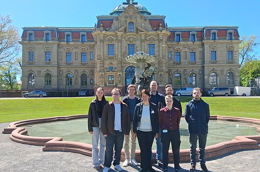 Gruppenfoto vor dem Bundesgerichtshof