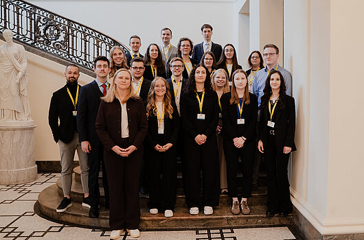 Gruppenfoto der besten Absolventinnen und Absolventen im Staatsministerium 