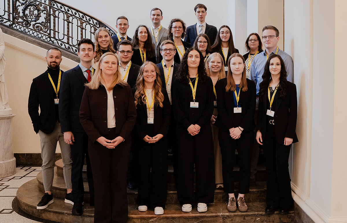 Gruppenfoto der besten Absolventinnen und Absolventen im Staatsministerium 