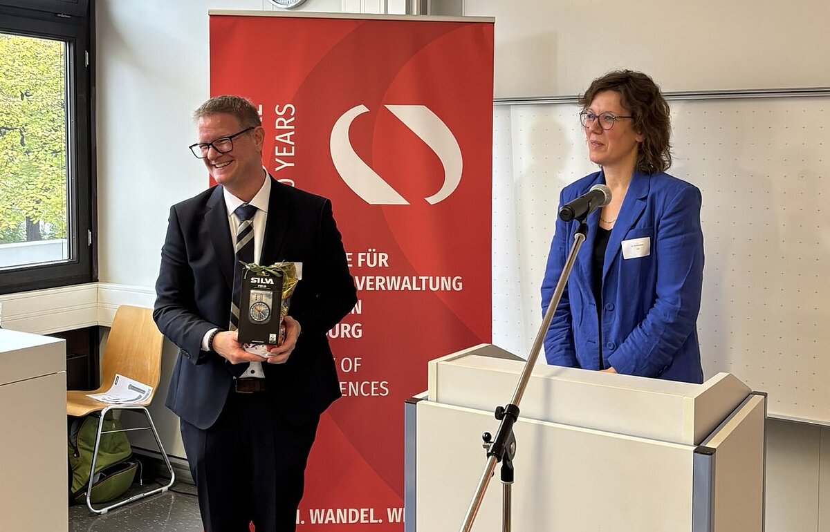 Markus Dammler erhält zur Amtseinführung ein Geschenk.