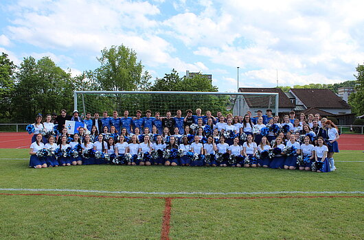 Studentische Fußballmannschaft zusammen mit den Cheerleadern Sommersemester 2026
