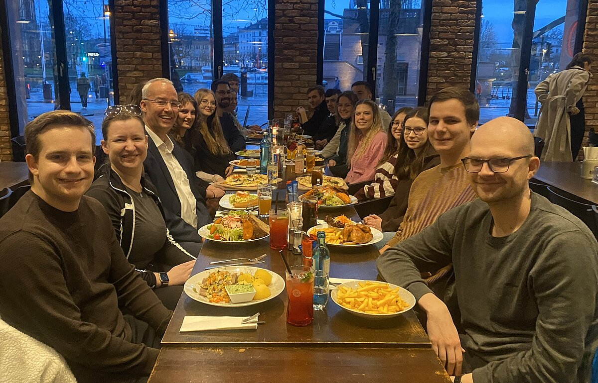 DVM-Studierende und Prof. Mrass beim gemeinsamen Abendessen in einem Restaurant in Frankfurt vor der Heimfahrt.