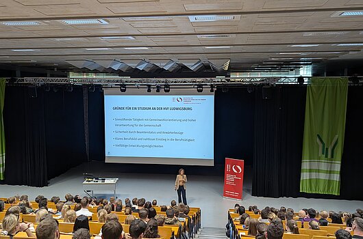 Einführungsveranstaltung Steuerverwaltung HVF Ludwigsburg: Rektorin hält Vortrag vor großem Publikum, Präsentation mit Studienvorteilen.