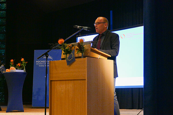 Prof. Dr. Jörg Dürrschmidt (HVF) hält eine Rede bei der Abschlussfeier des MEPA Master an der Hochschule Kehl.