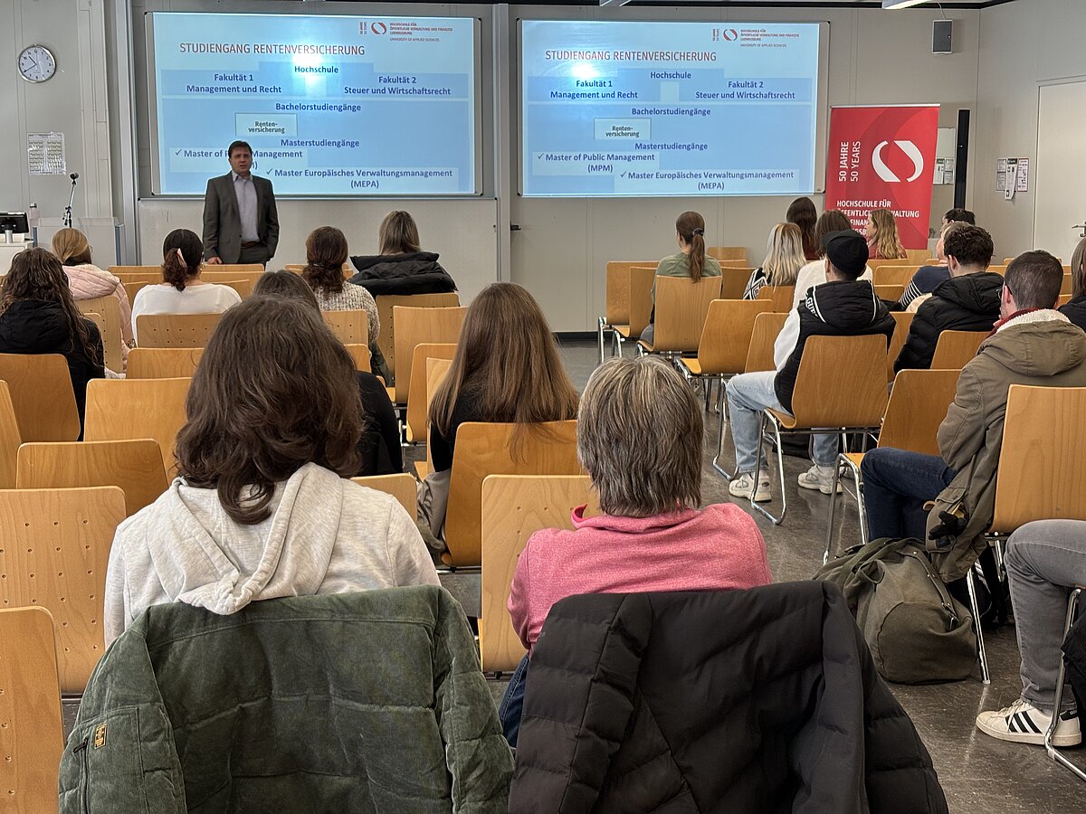 Studiendekan präsentiert den Studiengang Rentenversicherung der HVF.