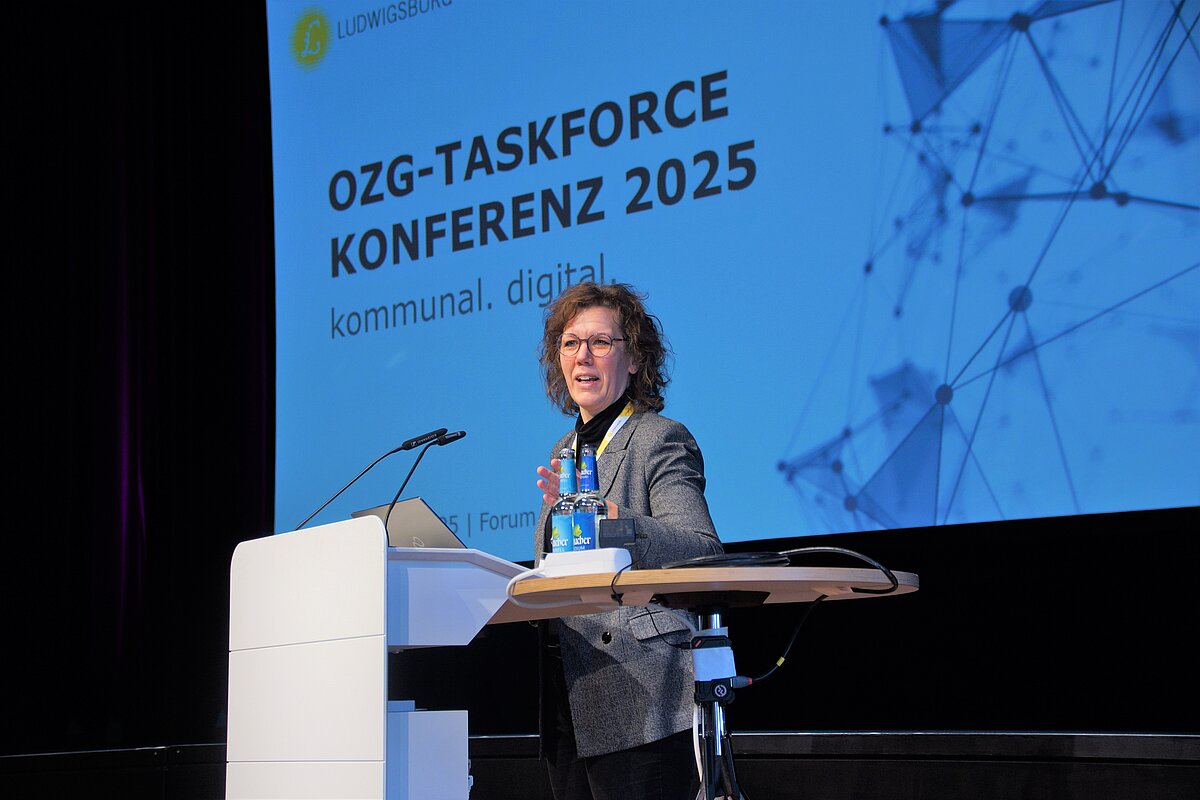 Rektorin Dr. Iris Rauskala (HVF) hält eine der Eröffnungsreden auf der Konferenz.