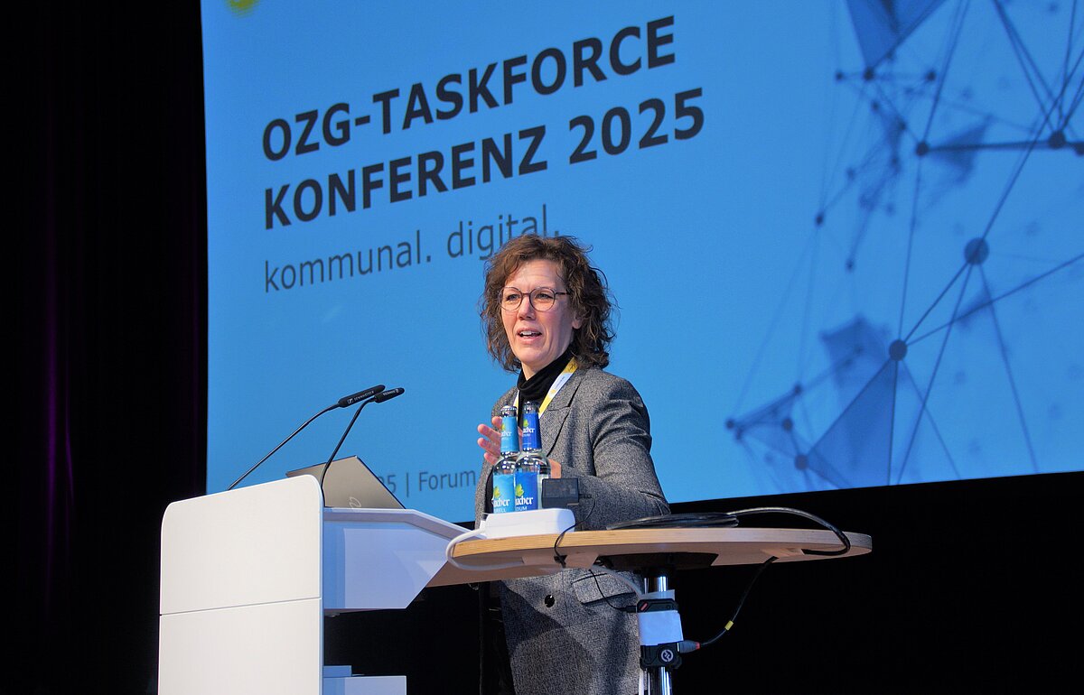 Rektorin Dr. Iris Rauskala (HVF) hält eine der Eröffnungsreden auf der Konferenz.