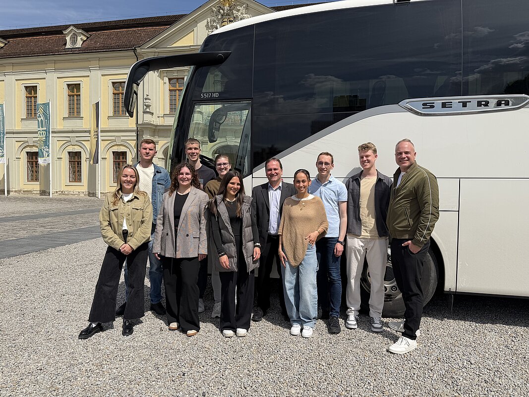 Gruppenbild der Fachprojektgruppe mit ihrem Betreuer