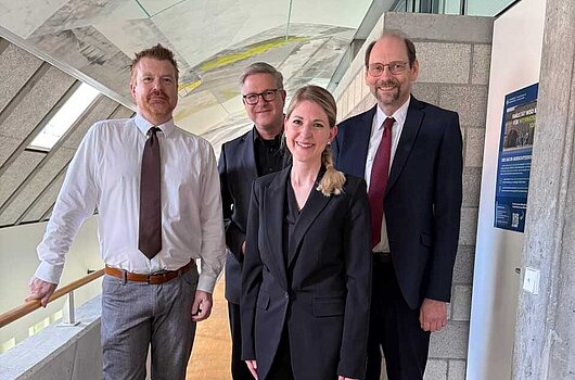 Gruppenbild mit Charlotte Krause als erste erfolgreiche Promovendin im im Promotionskolleg „Good Administration“ mit ihren Betreuern