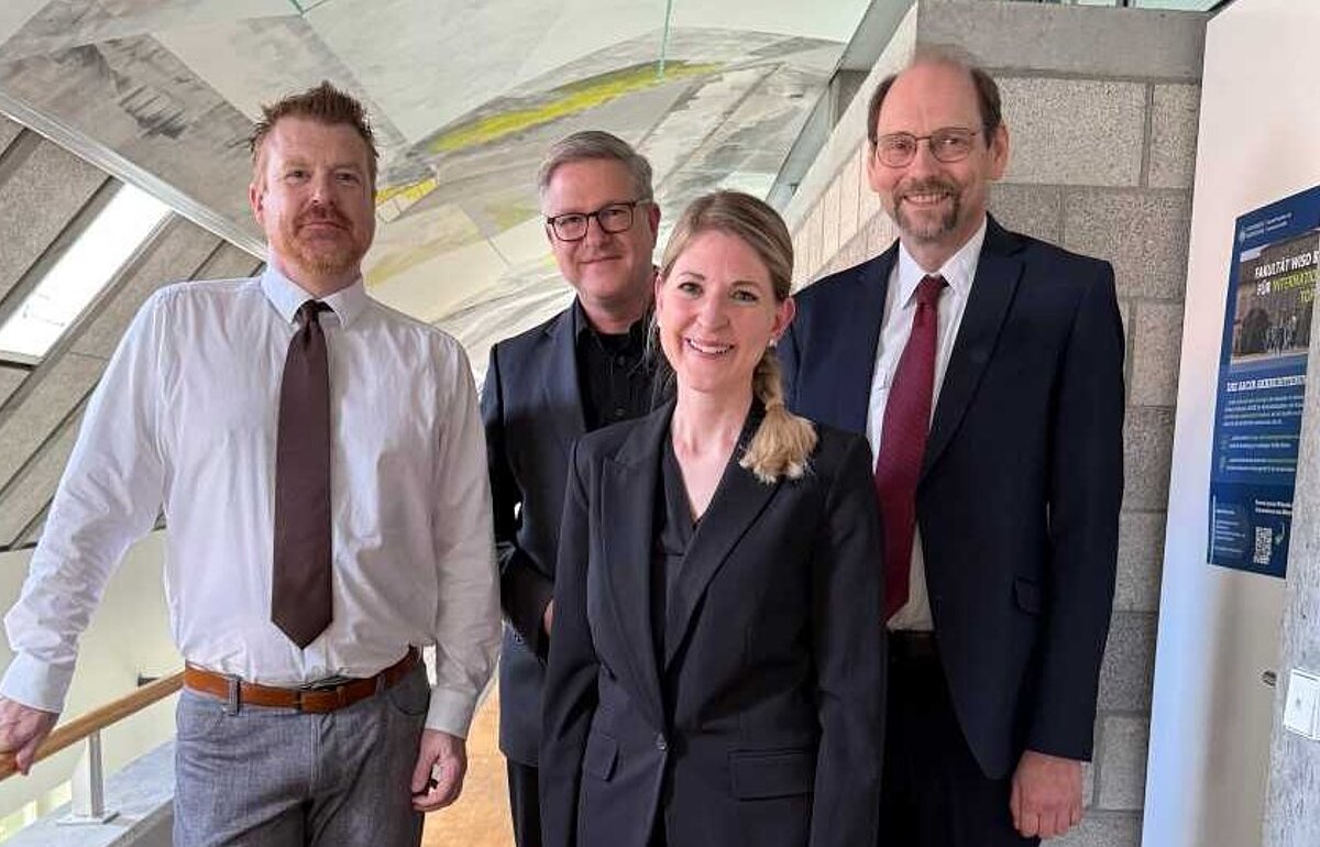 Gruppenbild mit Charlotte Krause als erste erfolgreiche Promovendin im im Promotionskolleg „Good Administration“ mit ihren Betreuern