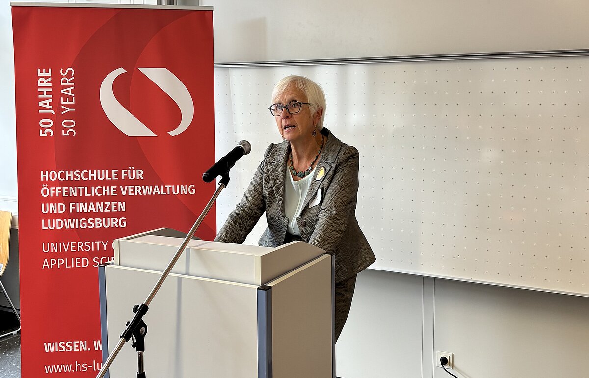 Gudrun Heute-Bluhm, Vorsitzende des Hochschulrats, hält ein Grußwort zur Amtseinführung von Kanzler Markus Dammler an der HVF.