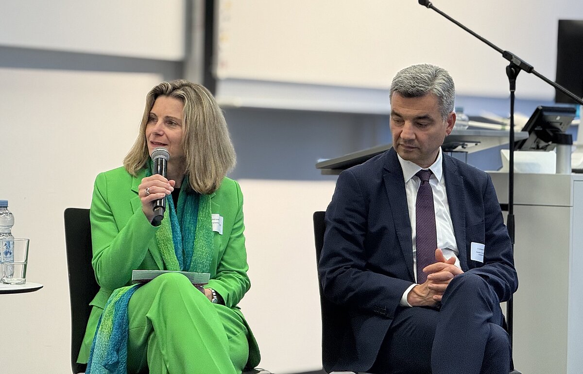Heidi Schmid und Wolfgang Peschorn nehmen an der Podiumsdiskussion teil.