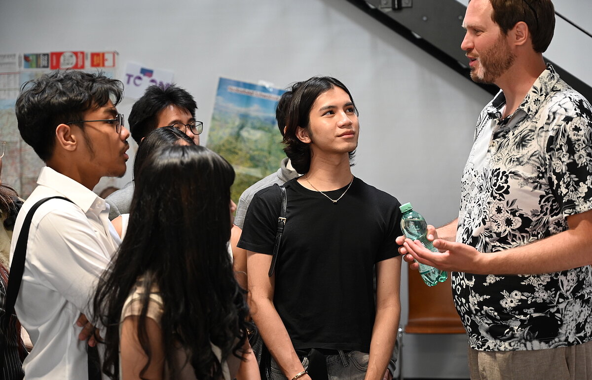 Prof. Dr. Alois Paulin im Gespräch mit der philippinischen Delegation
