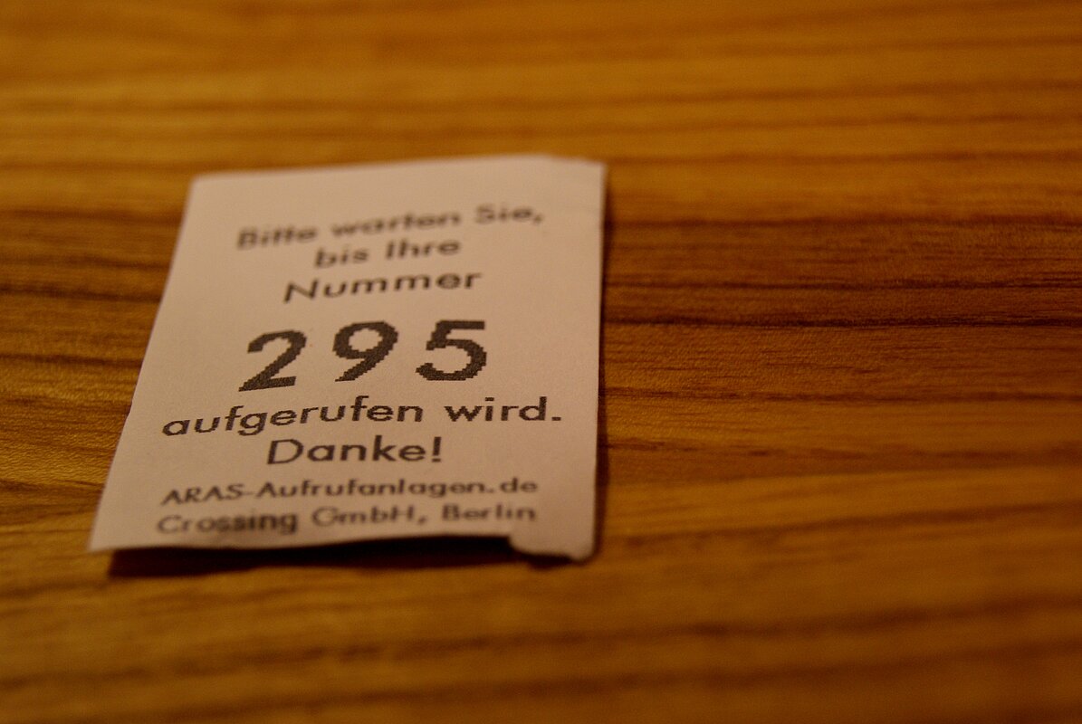Wartenummernzettel aus dem Automaten
