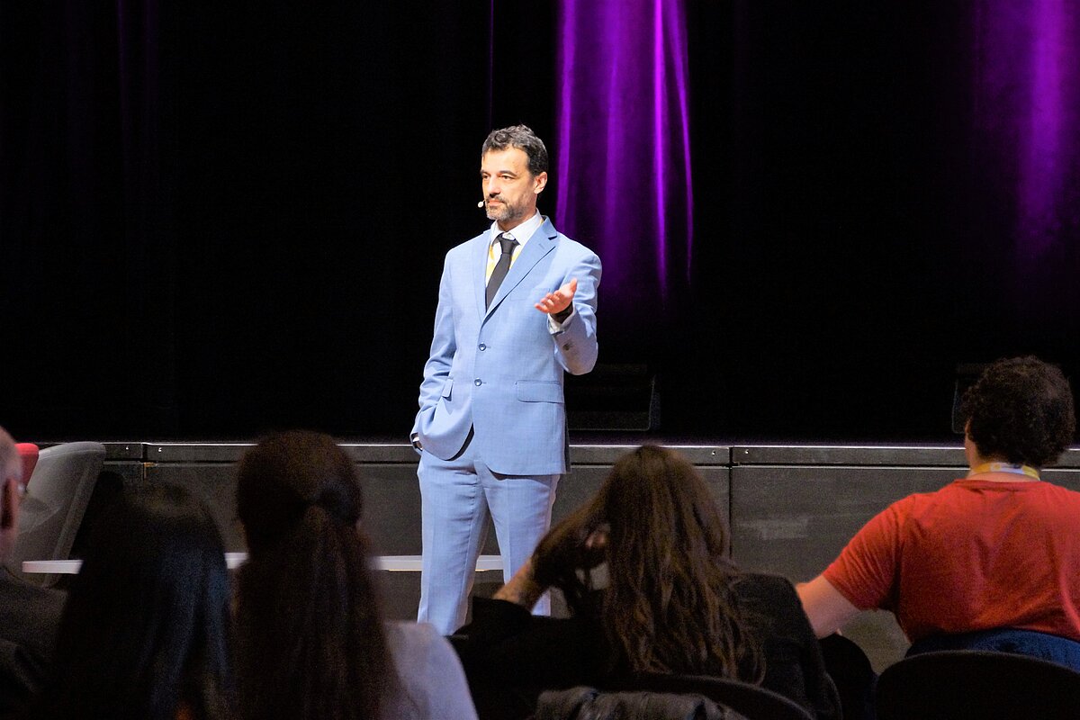 Prof. Dr. Nicolae Urs (Universität Cluj-Napoca) hält einen Vortrag zur digitalen Ausweisfunktion eID auf der OZG-Taskforce Konferenz