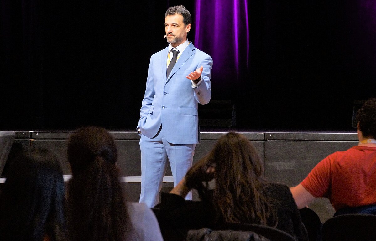 Prof. Dr. Nicolae Urs (Universität Cluj-Napoca) hält einen Vortrag zur digitalen Ausweisfunktion eID auf der OZG-Taskforce Konferenz