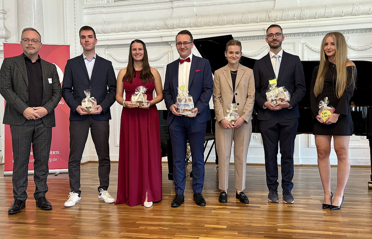 Ministerialdirektor Heiko Engling mit den sechs besten Absolventen der Studiengänge Steuerverwaltung und PFM der Hochschule Ludwigsburg.