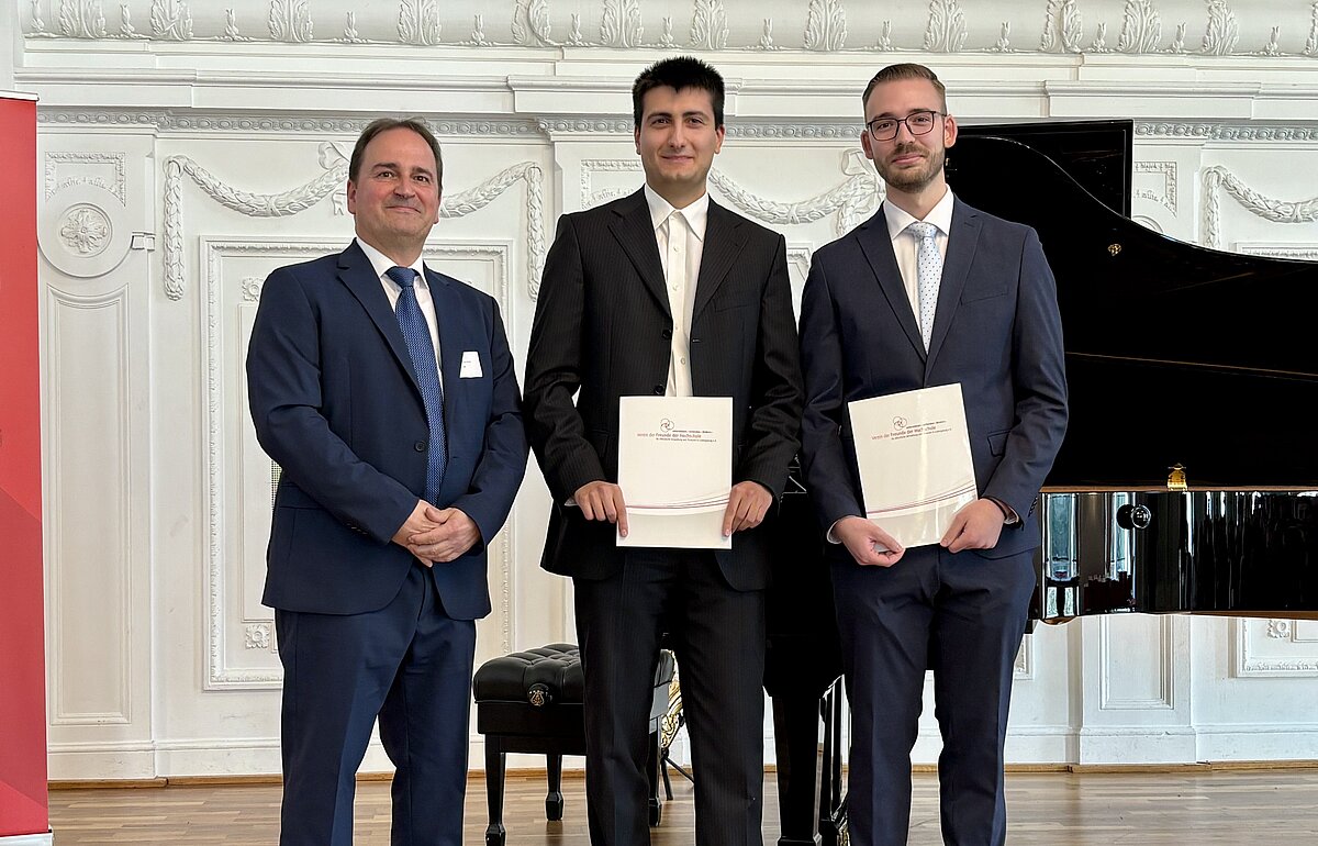 Prof. Michael Grau ehrt Julian Schröter und Maximilian Knoll für ihre besten Bachelorarbeiten im Studiengang PFM.