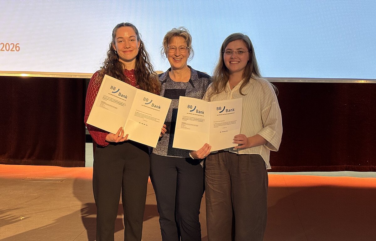 Gruppenfoto der Preisträgerinnen und Petra Hasebrink