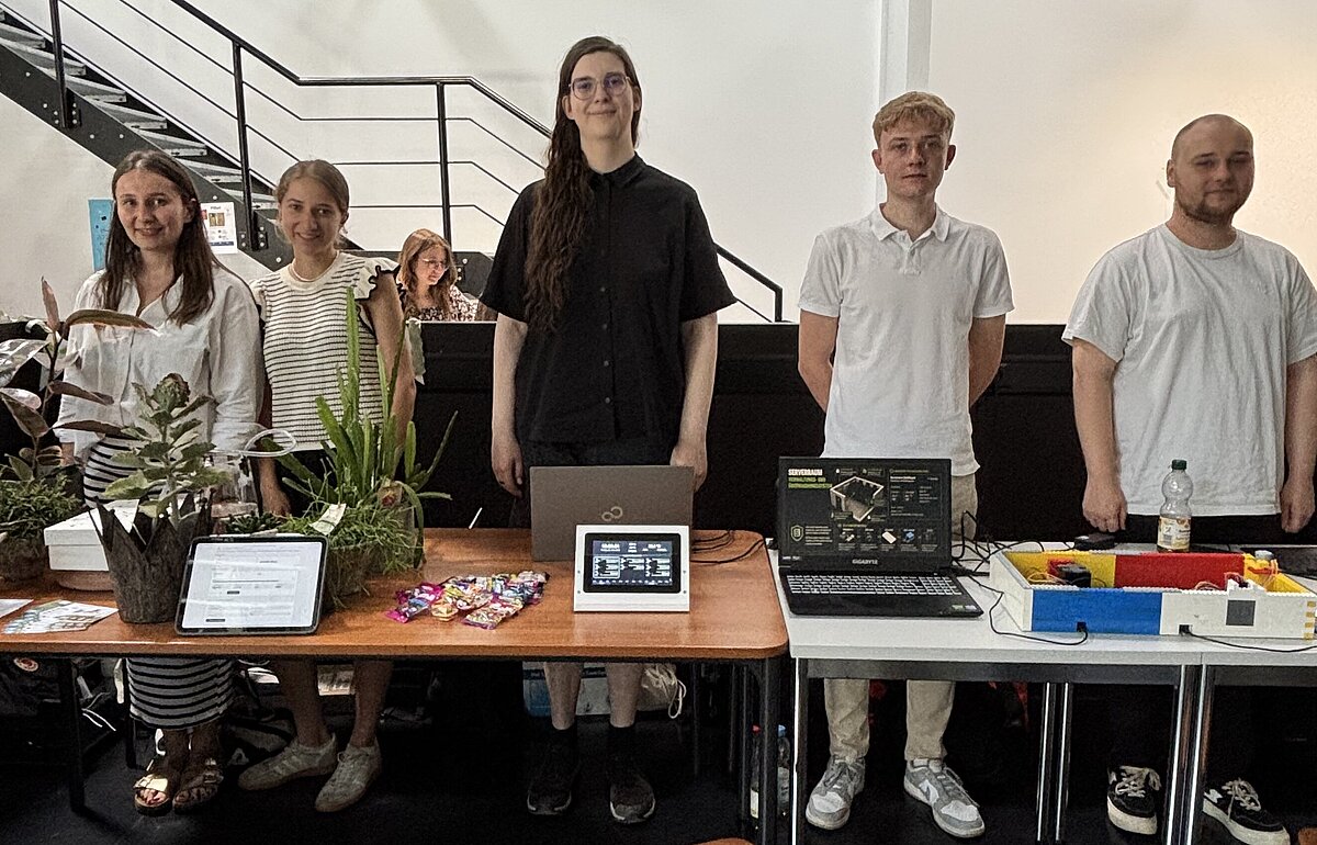 Studierende stehen hinter ihren Projekten