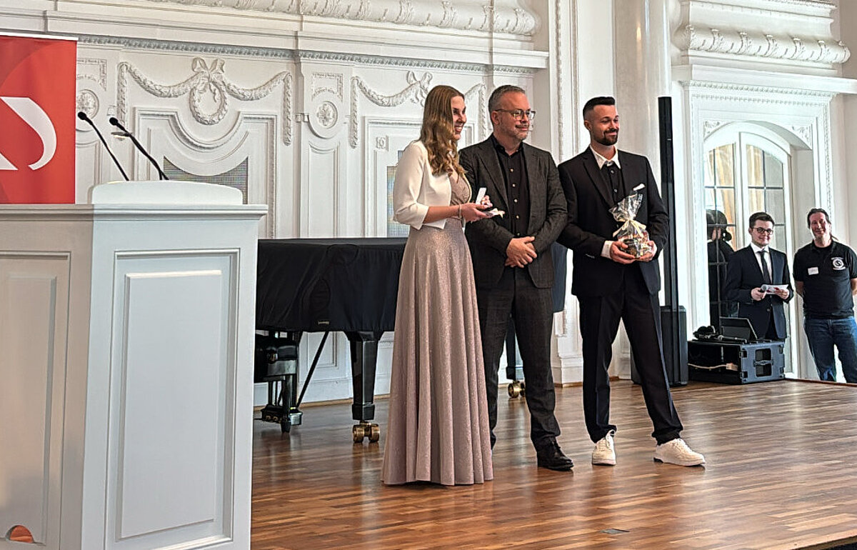 Ministerialdirektor Heiko Engling ehrt die Jahrgangsbesten der Steuerverwaltung mit Preisen des Finanzministeriums im Weißen Saal in Stuttgart.