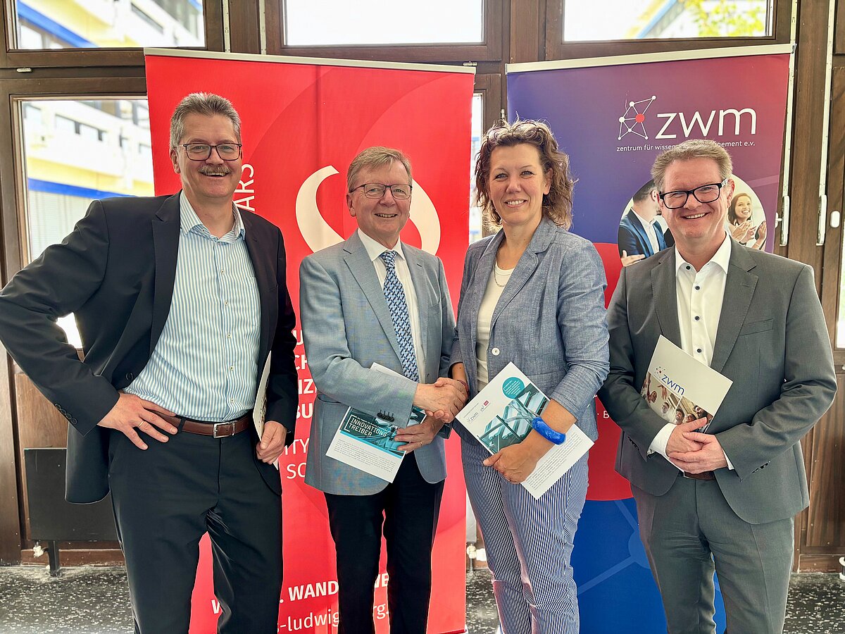 Gruppenbild Hochschulleitung und Leitung ZWM
