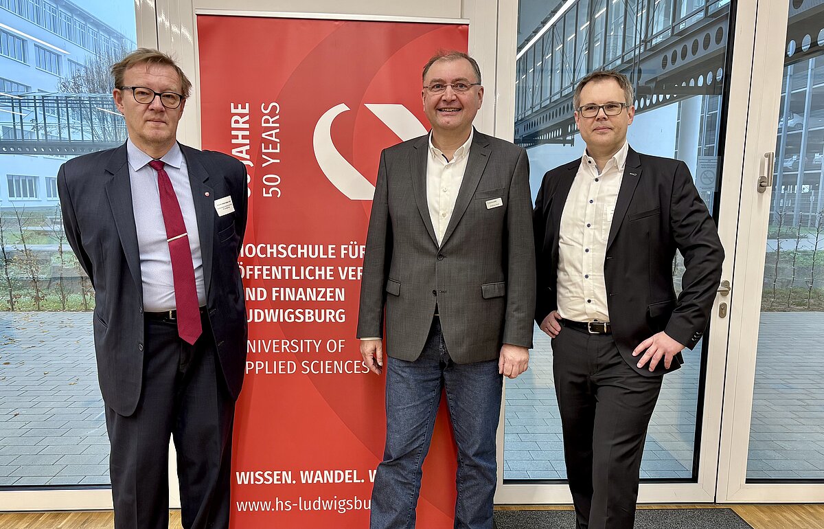 Vertreter der HVF Ludwigsburg und der Komm.One begrüßen die Teilnehmer am zweiten Tag der Fachtagung Digitale Verwaltung.