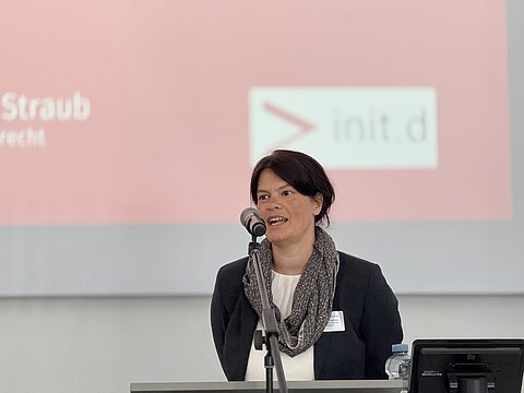 Judith Klink-Straub spricht auf der Fachtagung zum Thema Recht der Digitalisierung.