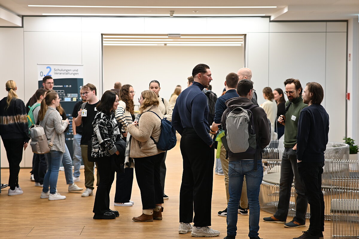 Studierende, Lehrende und Alumni des DVM-Studiengangs im lockeren, studiengangsinternen Austausch bei der Fachtagung Digitale Verwaltung.