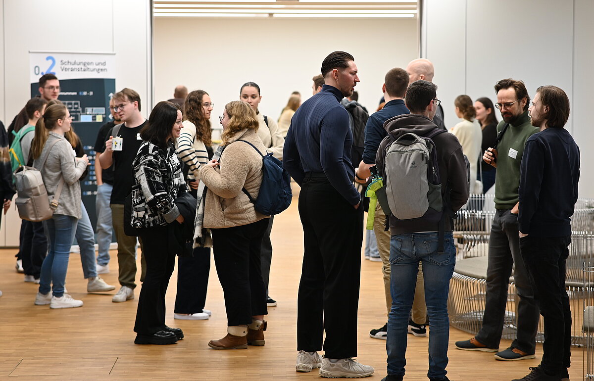 Studierende, Lehrende und Alumni des DVM-Studiengangs im lockeren, studiengangsinternen Austausch bei der Fachtagung Digitale Verwaltung.