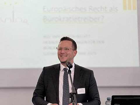 Patrick Wegener referiert über Europäisches Recht als Bürokatietreiber.