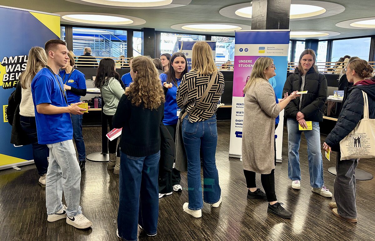 Studieninteressierte im Gespräch mit Vertretern der Ausbildungsstellen an Infoständen beim HVF Studieninfotag.