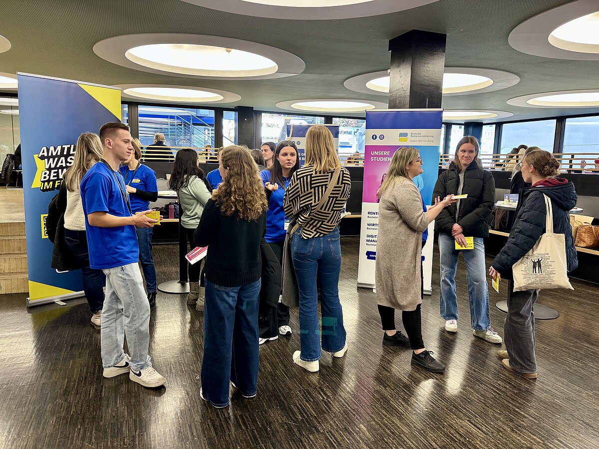 Studieninteressierte im Gespräch mit Vertretern der Ausbildungsstellen an Infoständen beim HVF Studieninfotag.